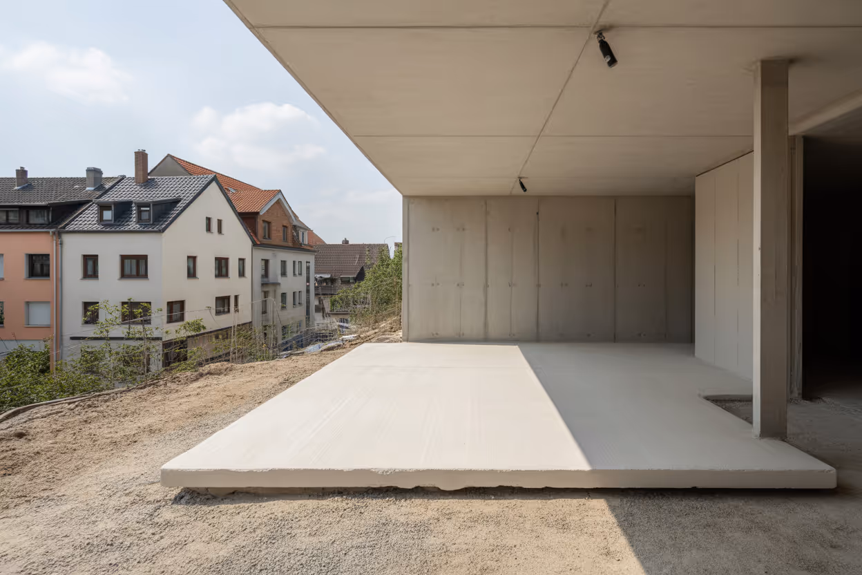 Wand in Mehrfamilienhaus Berlin-Neukölln vor dem Einbau der Schallschutzwand im Trockenbauverfahren