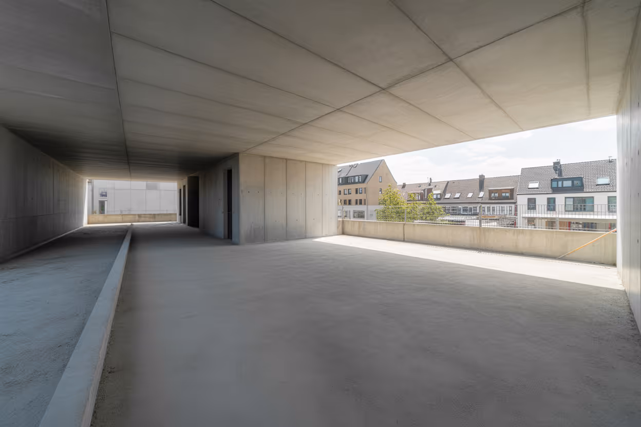 Leere Wohnung in Berlin-Pankow vor dem Komplettausbau mit Trockenbau, Rohbauzustand ohne Innenausbau