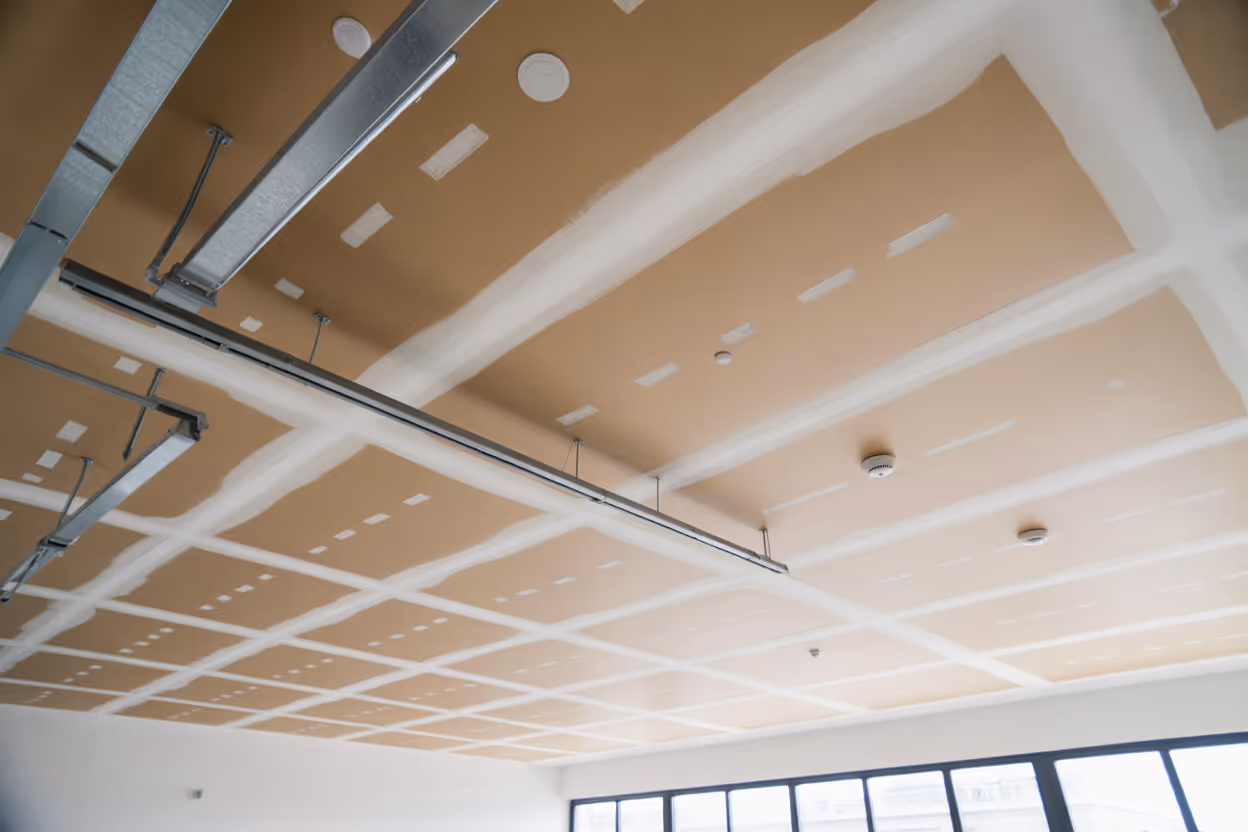 trockenbaudecke mit unterkonstruktion zur integration von licht und technik